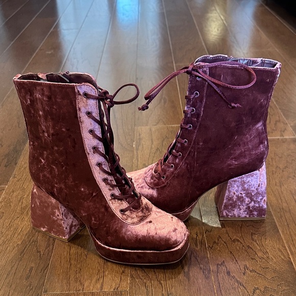 NEW Circus Velvet Lace-Up Ankle Boots in Burgundy- size 8.5 - Picture 2 of 6